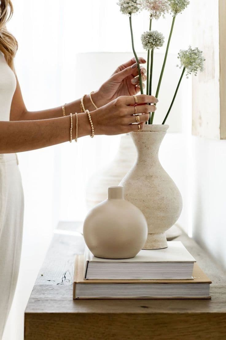 Arranjo floral em paleta bege