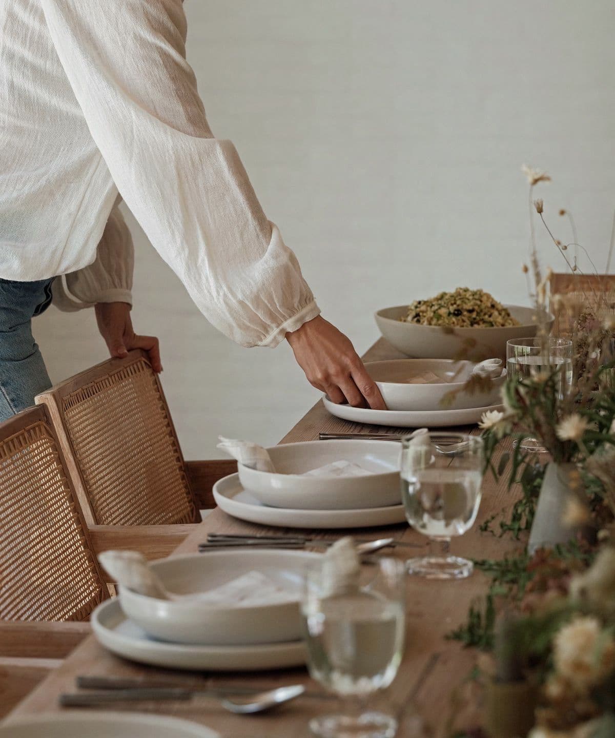 Gesto de cuidado na mesa posta